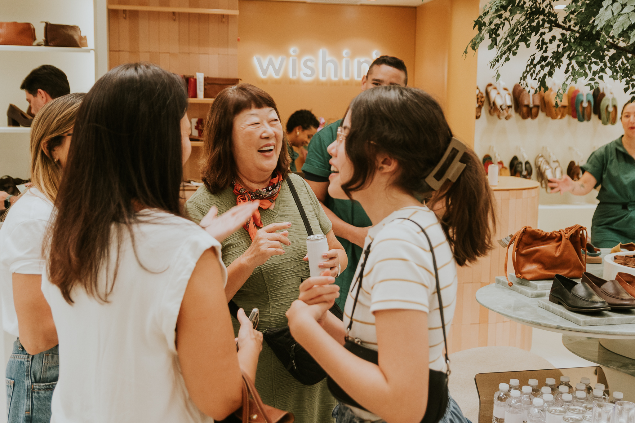 Clientes interagindo em loja da Wishin