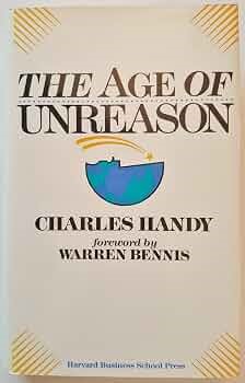 Capa do livro "The Age of Unreason", escrito por Charles Handy com prefácio de Warren Bennis, publicado pela Harvard Business School Press. A capa tem um fundo claro com detalhes dourados nos cantos e ilustra uma figura em forma de barco azul sobre um globo sob um arco-íris estilizado no centro.