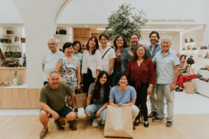 Equipe e clientes na loja da Wishin, no Morumbi Shopping.